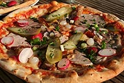 Die original "Wiesnpizza" mit Belag wie bei einer zünftigen bayerischen Brotzeit: Kalter Schweinsbraten, Radieserl, Gurken und Zwiebeln (Foto: Martin Schmitz)